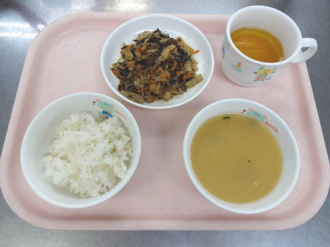 こども園の給食「<span>ごはん 牛肉とひじきの炒め煮 味噌汁 菓子</span>」
