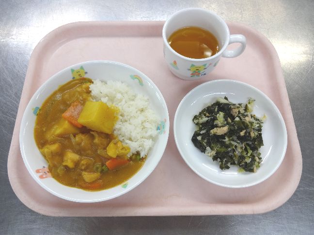 こども園の給食「<span>チキンカレー わかめサラダ フライドポテト</span>」