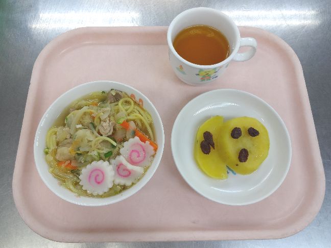 こども園の給食「<span>野菜ラーメン さつま芋の甘煮 ピザトースト</span>」