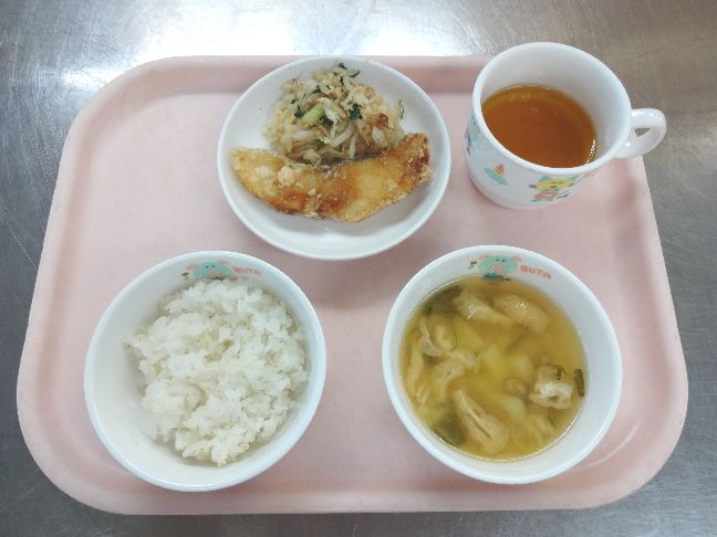 こども園の給食「<span>ごはん 魚の唐揚げ おかか和え 味噌汁 菓子</span>」