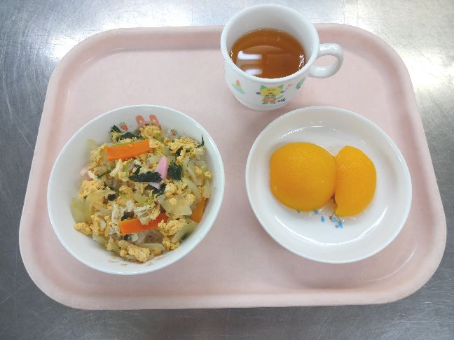 こども園の給食「<span>木の葉丼 桃缶 菓子</span>」
