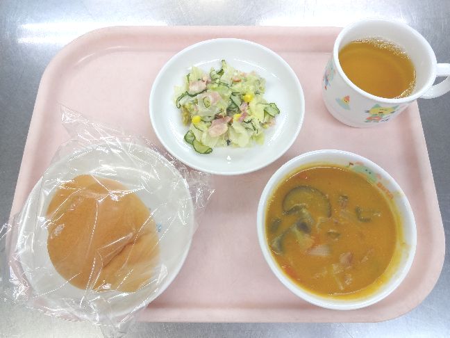 こども園の給食「<span>パン 夏野菜シチュー シーザーサラダ</span>」
