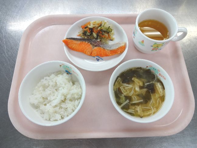 こども園の給食「<span>ごはん 焼き魚 キャベツの塩昆布和え そうめん汁 菓子</span>」