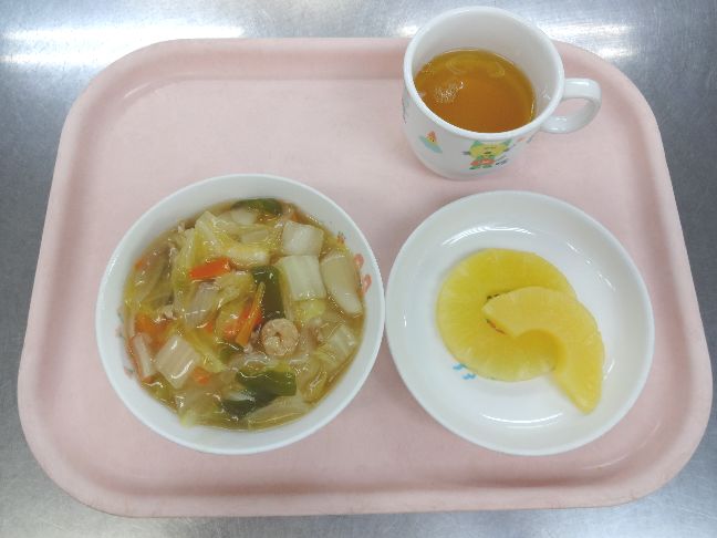 こども園の給食「<span>中華丼 パイン缶 菓子</span>」