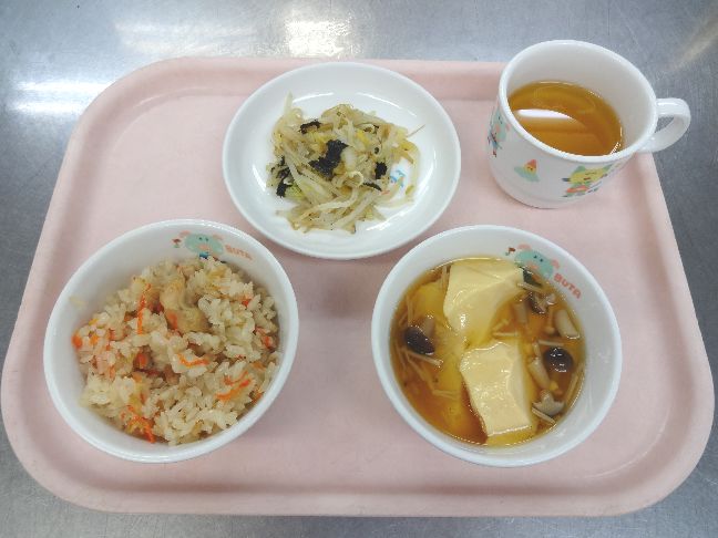 こども園の給食「<span>炊き込みごはん あんかけ茶碗蒸し のり和え 菓子パン</span>」