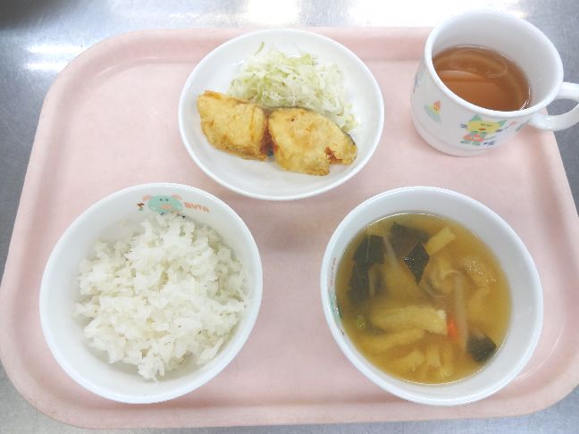 こども園の給食「<span>ごはん 魚の揚げ煮 味噌汁</span>」