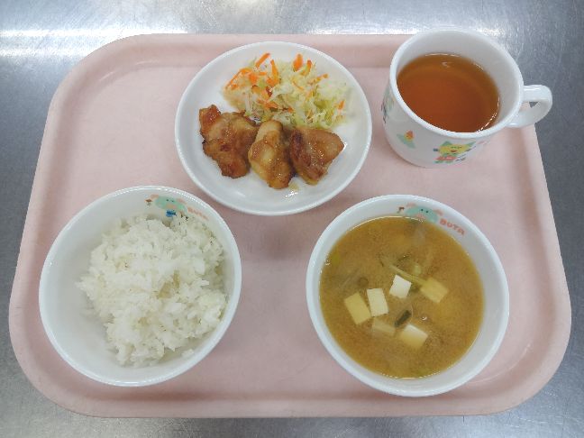 こども園の給食「<span>ごはん 鶏の照り焼き 味噌汁 菓子</span>」