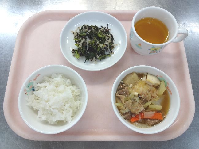 こども園の給食「<span>ごはん すき焼き風煮 ごま酢和え 菓子</span>」