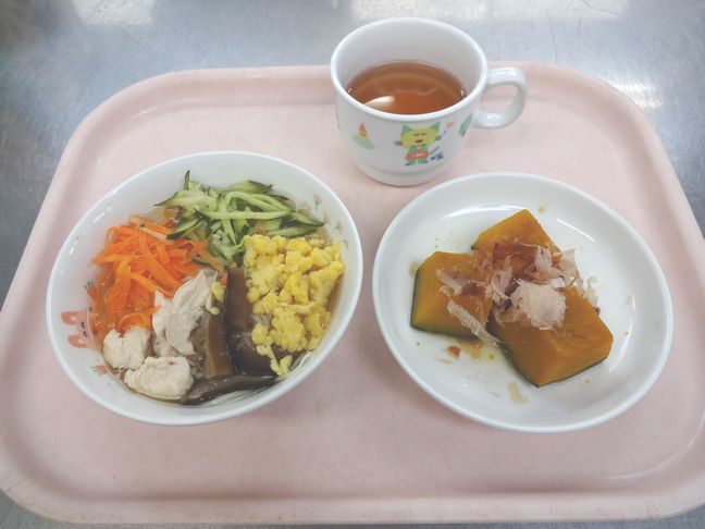 こども園の給食「<span>ぶっかけそうめん 南瓜の土佐煮</span>」