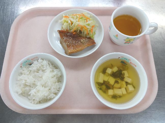 こども園の給食「<span>ごはん 煮魚 すまし汁 菓子</span>」