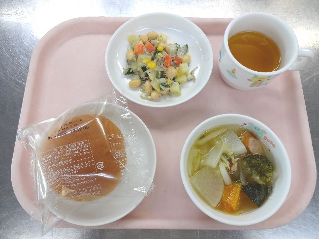 こども園の給食「<span>パン ポトフ カミカミサラダ 3日…白玉団子の小豆添え 17日…手作りクッキー</span>」
