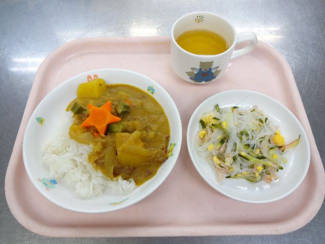 こども園の給食「<span>おほしさまカレー シルバーサラダ</span>」