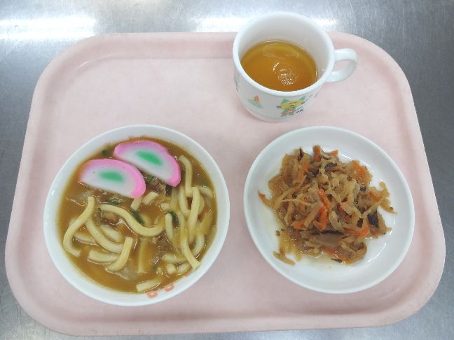こども園の給食「<span>カレーうどん 切干大根煮 こふき芋</span>」
