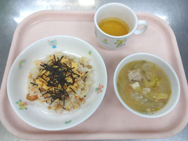 こども園の給食「<span>散らし寿し 豚汁 メープルパン</span>」