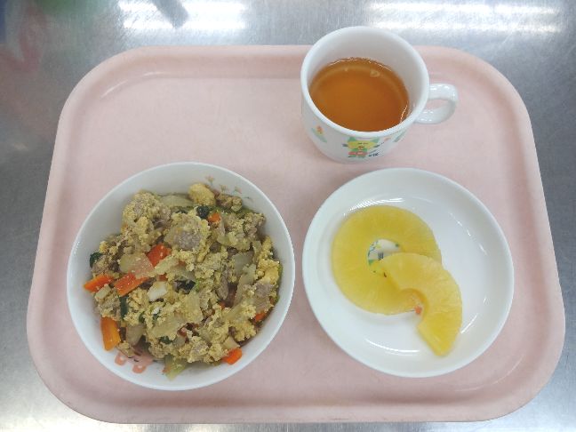 こども園の給食「<span>他人丼 パイン缶 菓子</span>」