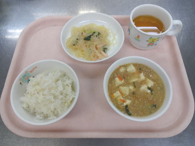 こども園の給食「<span>ごはん マーボー豆腐 華風和え 菓子</span>」