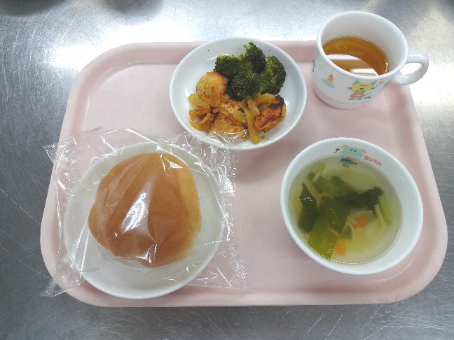 こども園の給食「<span>パン タンドリーチキン ベーコンスープ おやき</span>」