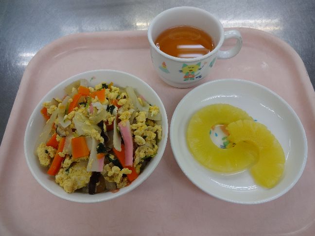 こども園の給食「<span>木の葉丼 パイン缶</span>」