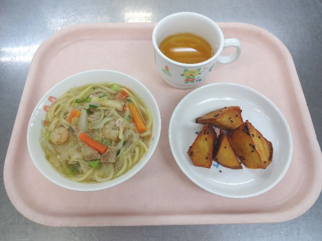 こども園の給食「<span>ちゃんぽん麺 大学芋 チーズ蒸しパン</span>」