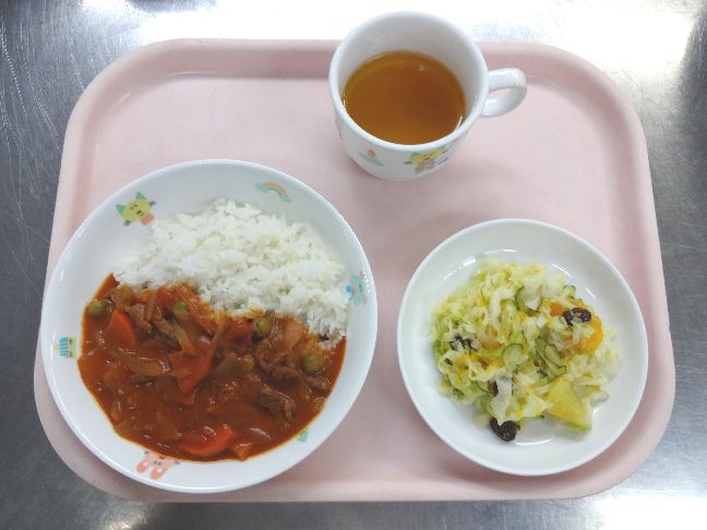 こども園の給食「<span>ハヤシライス フルーツサラダ 12日…手作りプリン 26日…菓子</span>」