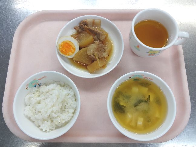 こども園の給食「<span>ごはん 豚肉と大根の旨煮 味噌汁 13日…菓子 27日…年越しそうめん</span>」