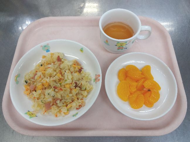 こども園の給食「<span>チャーハン みかん缶 菓子</span>」