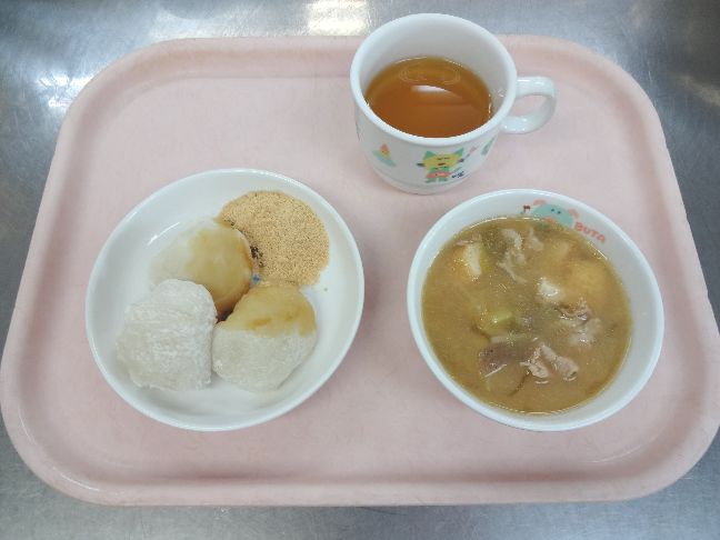 こども園の給食「<span>もち 豚汁 かにぞうすい</span>」