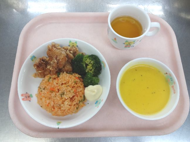 こども園の給食「<span>ケチャップライス 鶏のからあげ 南瓜のポタージュ 生菓子</span>」