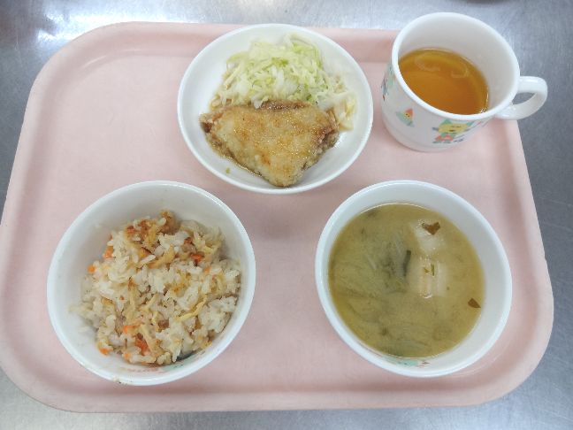 こども園の給食「<span>大根ごはん　魚の揚げ煮　味噌汁　菓子</span>」