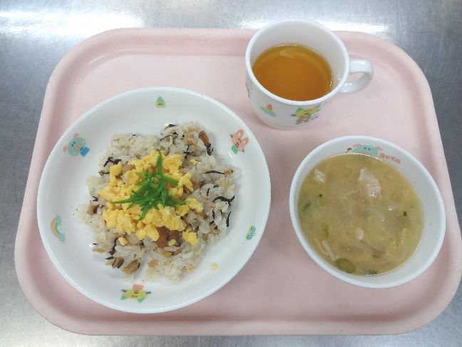 こども園の給食「<span>ひじき散らし寿し　豚汁　ポテトのチーズ焼</span>」
