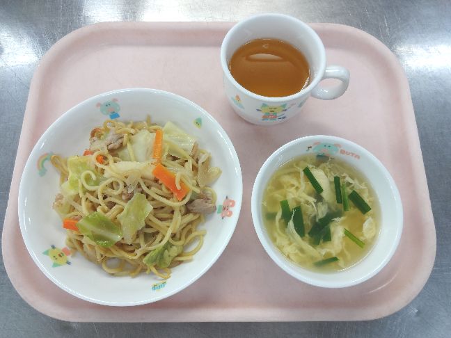 こども園の給食「<span>中華焼きそば　たまごスープ　揚げパン</span>」
