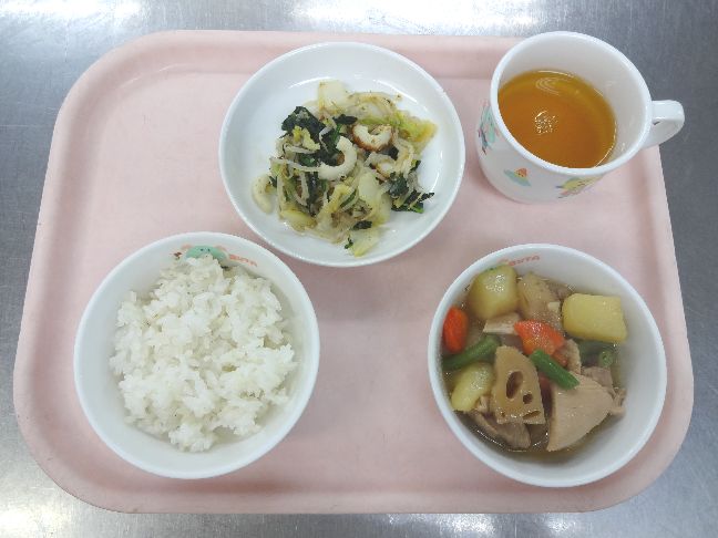 こども園の給食「<span>ごはん　筑前煮　ごま和え　菓子</span>」