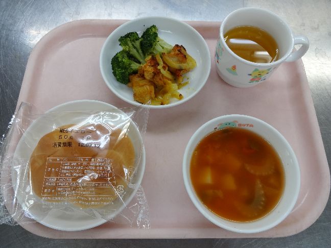 こども園の給食「<span>パン タンドリーチキン ミネストローネ</span>」