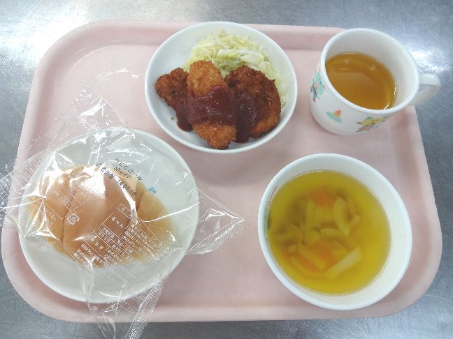 こども園の給食「<span>パン　とんかつ　野菜スープ　白玉ぜんざい</span>」
