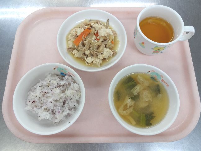 こども園の給食「<span>ゆかりごはん　豚肉と豆腐の生姜炒め　味噌汁　菓子</span>」