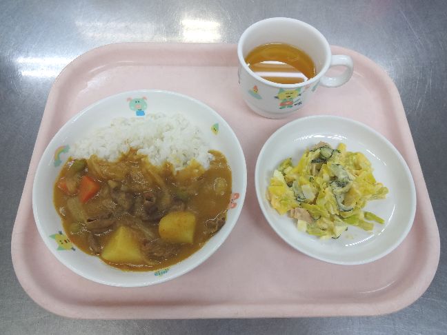 こども園の給食「<span>カレーライス たまごサラダ 菓子</span>」