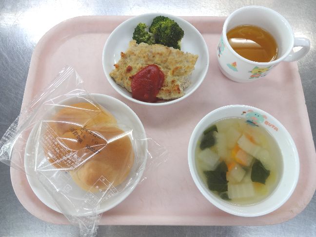 こども園の給食「<span>パン ミートローフ 野菜スープ にゅうめん</span>」