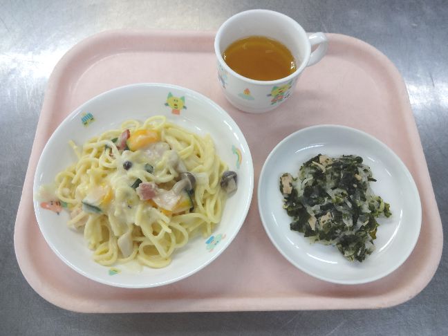 こども園の給食「<span>クリームソーススパゲティ わかめサラダ ジャムサンド</span>」