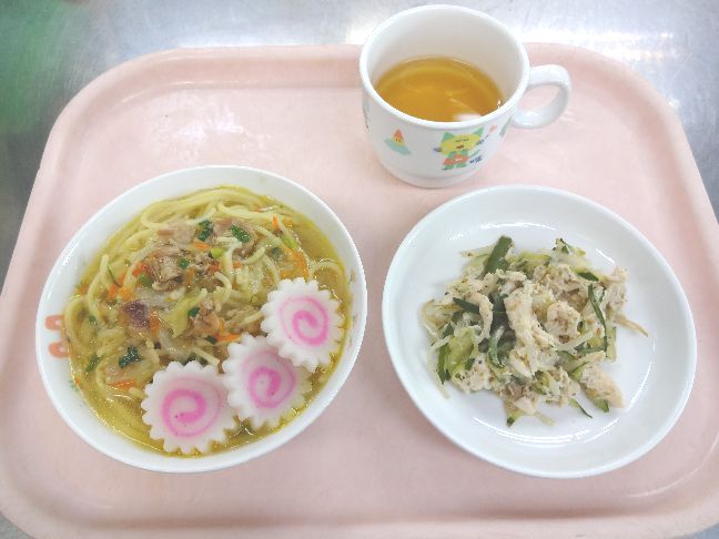 こども園の給食「<span>野菜ラーメン バンバンジー</span>」