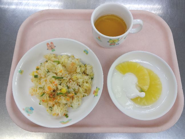 こども園の給食「<span>エビピラフ パイン缶とヨーグルト 菓子</span>」