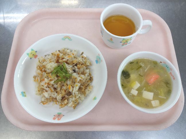 こども園の給食「<span>子ぎつね寿し 石狩汁 菓子パン	</span>」