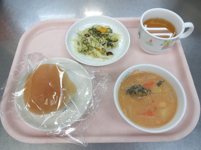 こども園の給食「<span>パン ポークビーンズ フレンチサラダ チヂミ</span>」