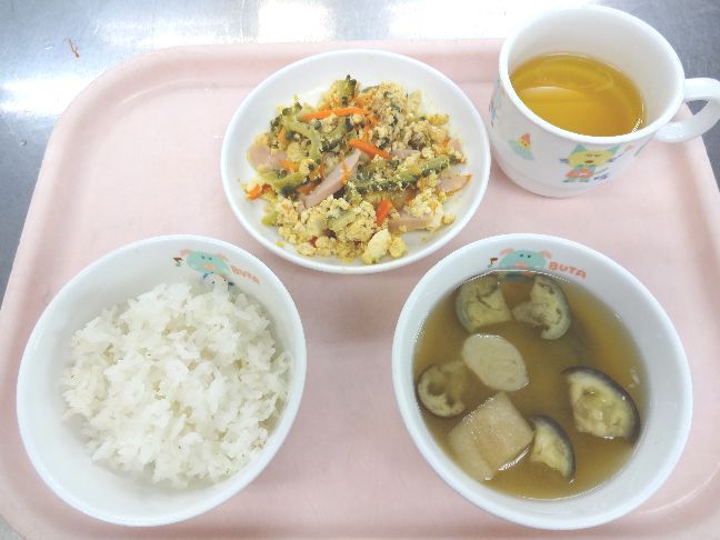 こども園の給食「<span>ごはん ゴーヤチャンプル 味噌汁</span>」
