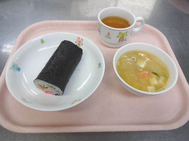 こども園の給食「<span>巻き寿し 石狩汁 菓子</span>」