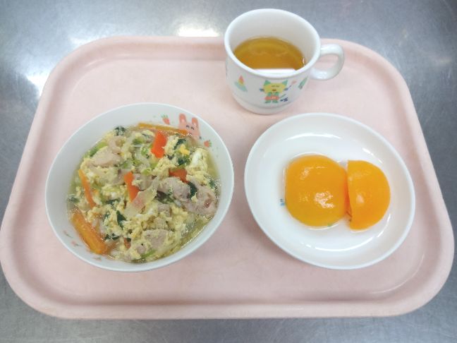 こども園の給食「<span>親子丼 桃缶 菓子</span>」