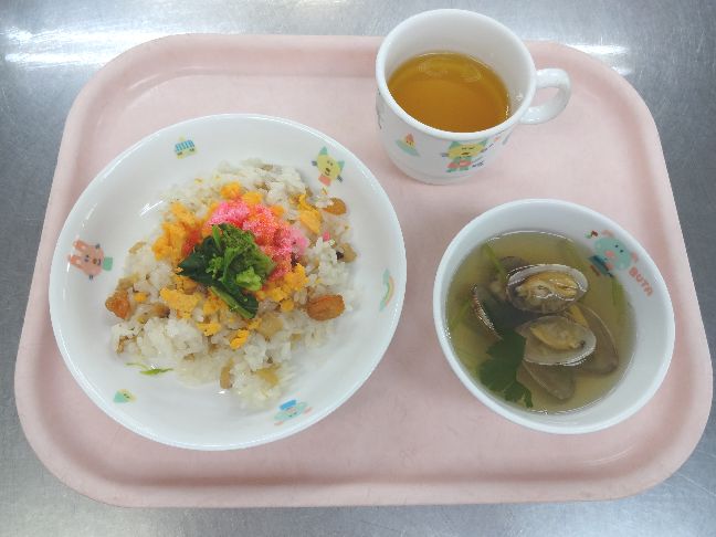 こども園の給食「<span>菜の花すし 貝汁 菓子</span>」