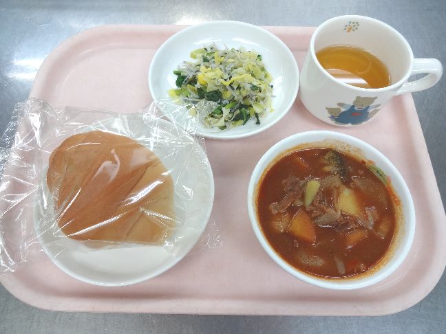 こども園の給食「<span>パン ビーフシチュー じゃこサラダ おにぎり</span>」