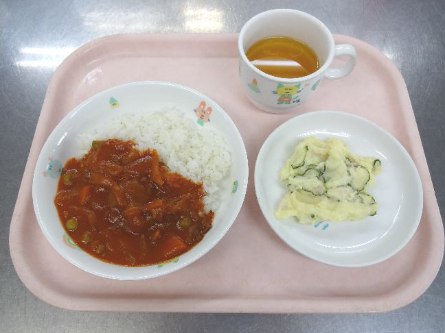 こども園の給食「<span>ハヤシライス ポテトサラダ ポップコーン</span>」