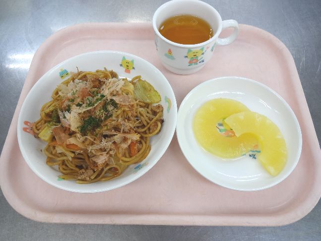 こども園の給食「<span>焼そば パイン缶 菓子</span>」