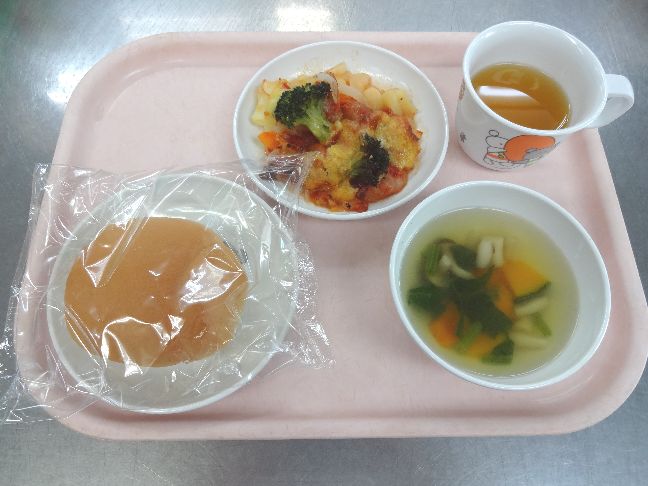 こども園の給食「<span>パン ジャーマンポテトのオーブン焼き 野菜スープ おにぎり</span>」